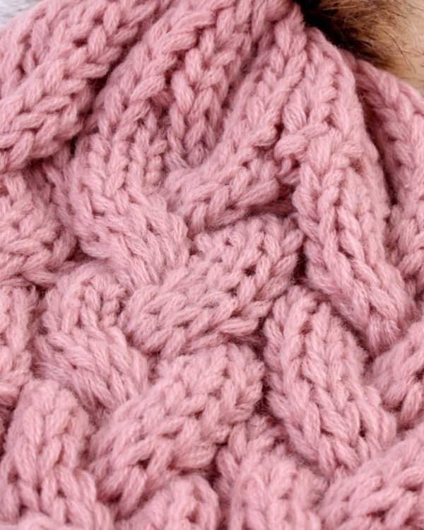 Rosa Strick Wintermuetze mit braunem Fellbommel . Beanies kaufen Schweiz