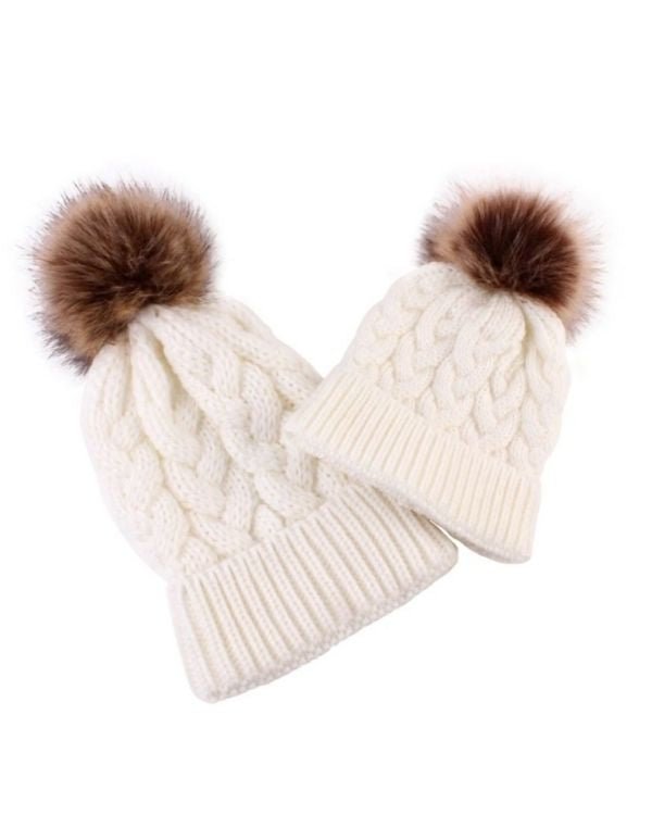 Weisse Zopfmuster Beanies mit Fellbommel - Wintermuetzen fuer Mutter und Tochter