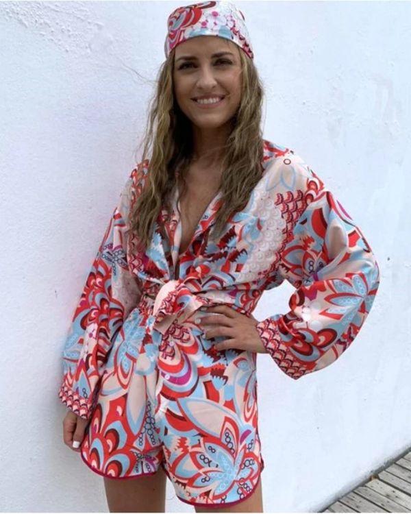 Dreiteiler Fashion Vintage Set aus kurzen Hosen, Bluse und Kopftuch - Paisley Retro Muster in rot und hellblau gemischt