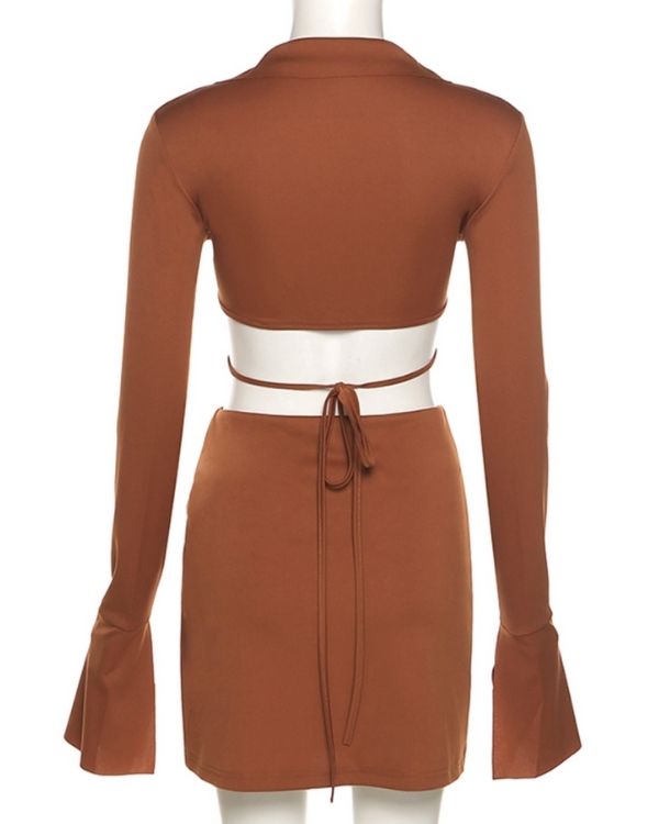 Kurzer brauner Rock mit passender Crop Top Bluse mit Flare Aermel 