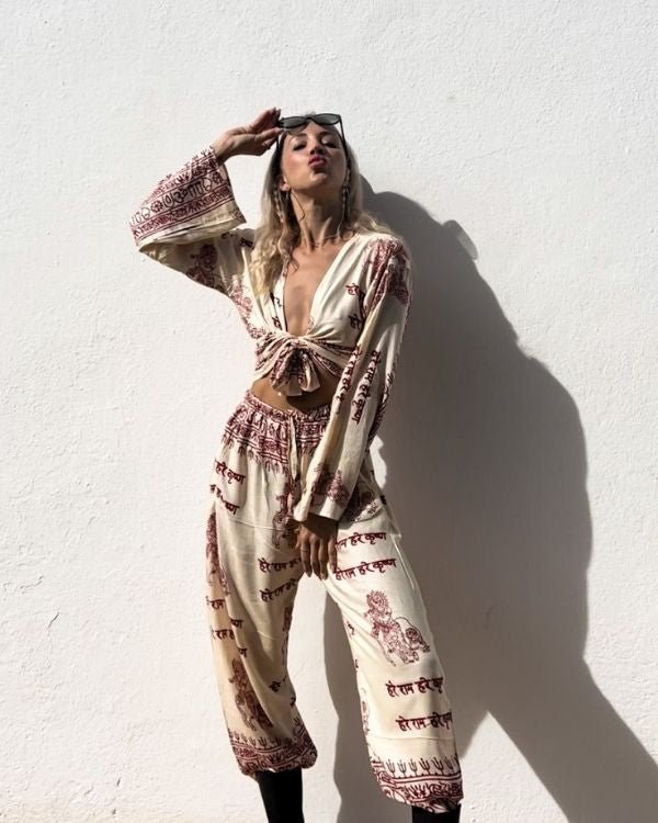 Beiges Zweiteiler Set mit roten indischen Symbolen und Zeichen - Goa Hippie Style Kleidung Damen online kaufen