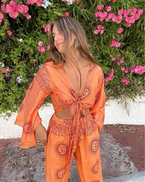 Oranges Zweiteiler Set im Indian Fashion Style mit Om Zeichen auf dem ganzen Set verteilt - Lockere Hose und Bluse im Set