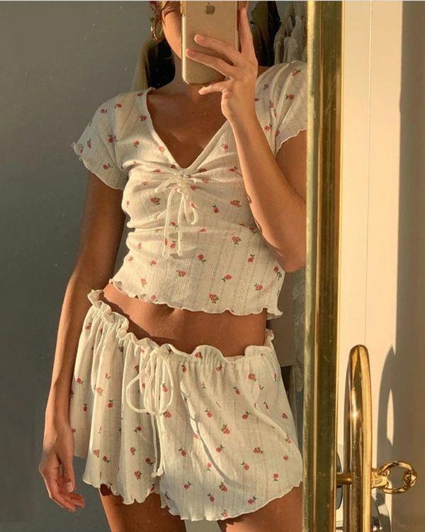 Ruffle Zweiteiler Set Damen - Weisses Pyjama Set auf Shorts und Shirt mit Blumen