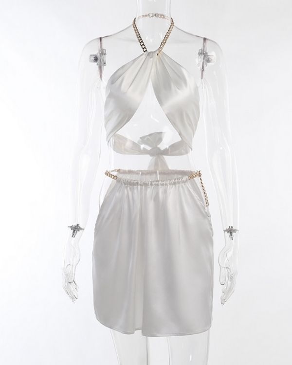 Weisses Neckholder Crop Top Bandage Oberteil mit goldener Gliederkette - passender Satin Rock mit Oeffnung und Gliederkette 