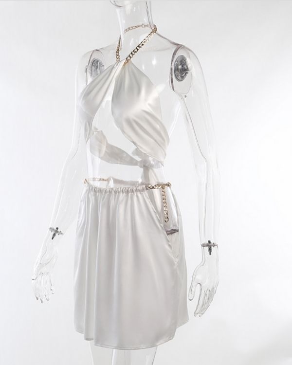 Weisses Damen Zweiteiler Set aus Neckholder Crop Top Bandage Oberteil und Rock mit Oeffnung und Gliederkette 