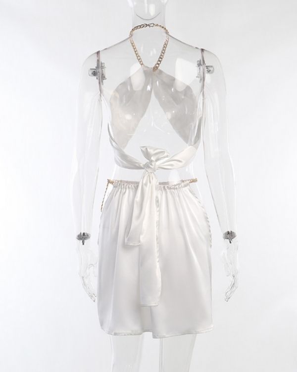 Weisses Damen Zweiteiler Set aus Bandage Crop Top zum binden auf der Rückseite - Satin Rock mit mit Oeffnung auf den Seiten 