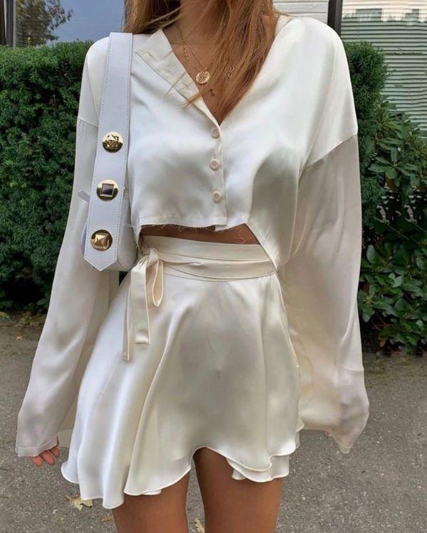 Satin Seide Zweiteiler Set in weiss mit Wickelrock und Bluse mit Knoepfen und weiten Armen