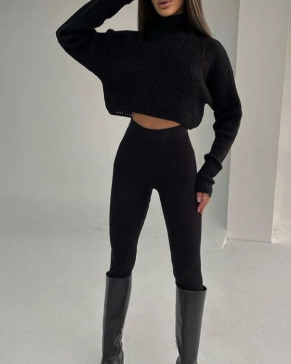 Schwarzes Damen Zweiteiler Set aus elastischen Strick Leggings und passendem Crop Top Rollkragen Pullover