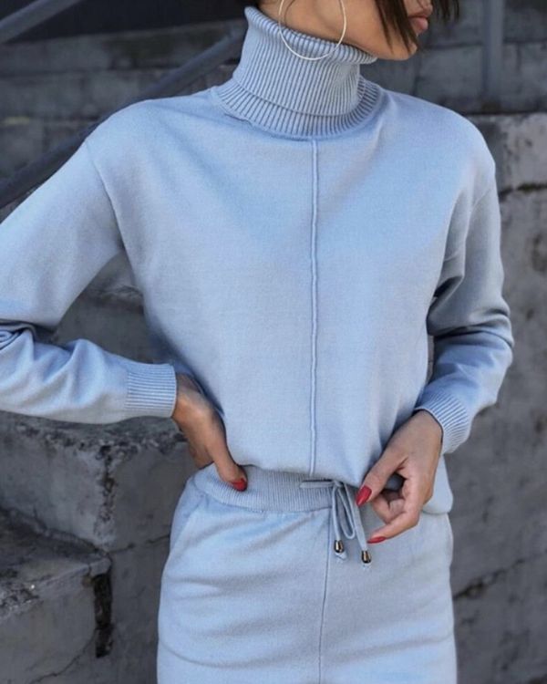 Hellblaues Zweiteiler Set aus Rollkragen Pullover und Strickhose