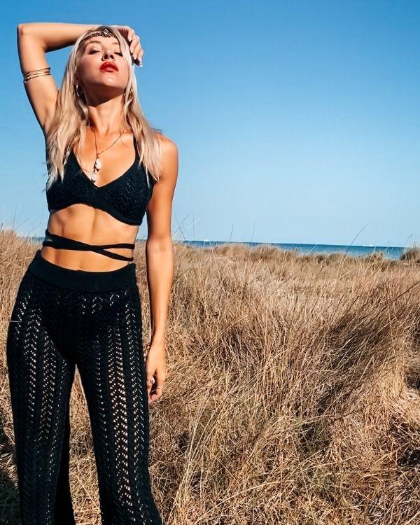 Schwarzes Zweiteiler Crochet Haekel Set aus lange Hosen und Bandage Wickel Top mit Polster