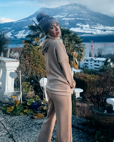 Zweiteiler aus Hose und Kapuzenpullover