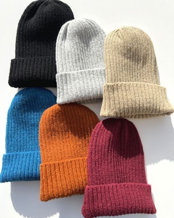 Farbige gerippte Beanies online kaufen fuer Damen und Herren 