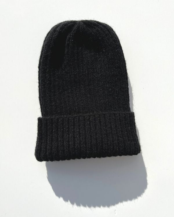 Schwarze gerippte Beanie Muetze Unisex fuer Damen und Herren 