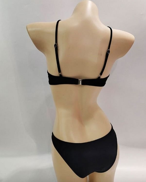 Schwarzes Bikini Set aus Bandeau Bikini Oberteil mit Cut Out und breiter Bikinihose - Elegante Damen Bademode 
