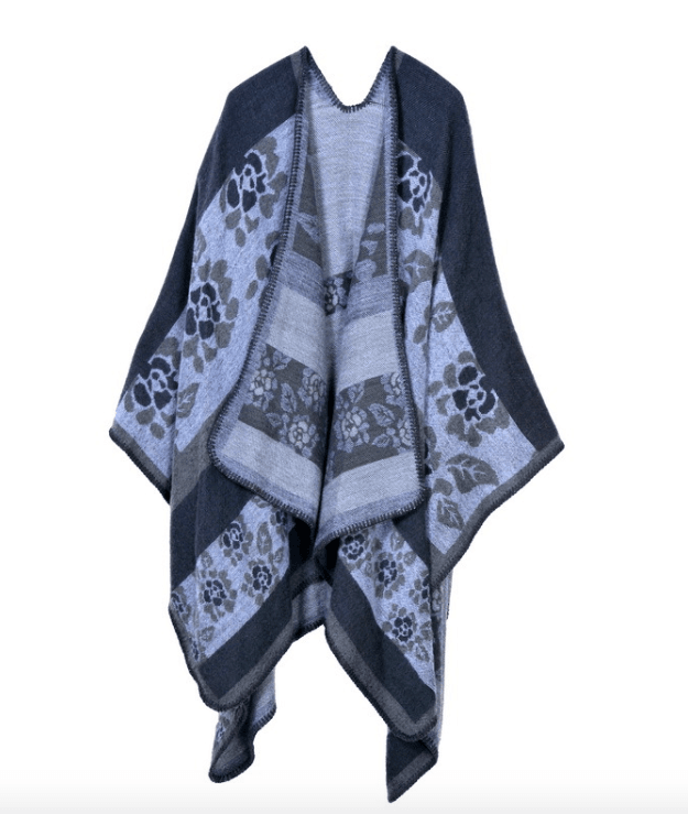 blauer stillvoller Poncho Cape für kühle Tage 