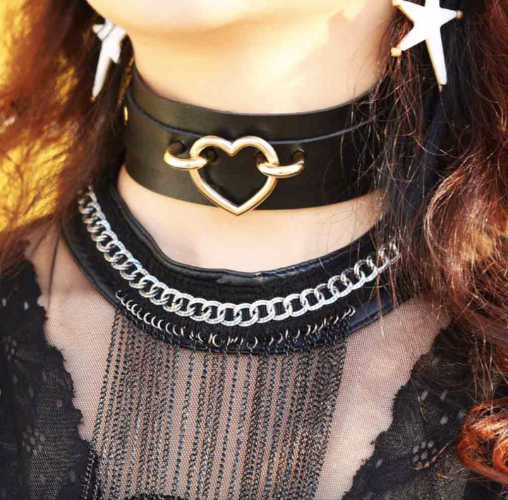 Choker Halskette aus Kunstleder mit Schnalle und Herz Symbol auf der Vorderseite 