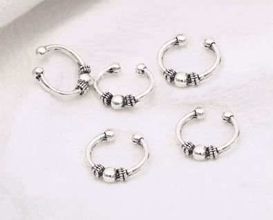 Silberne Ringe Haarschmuck mit Triabel Muster 