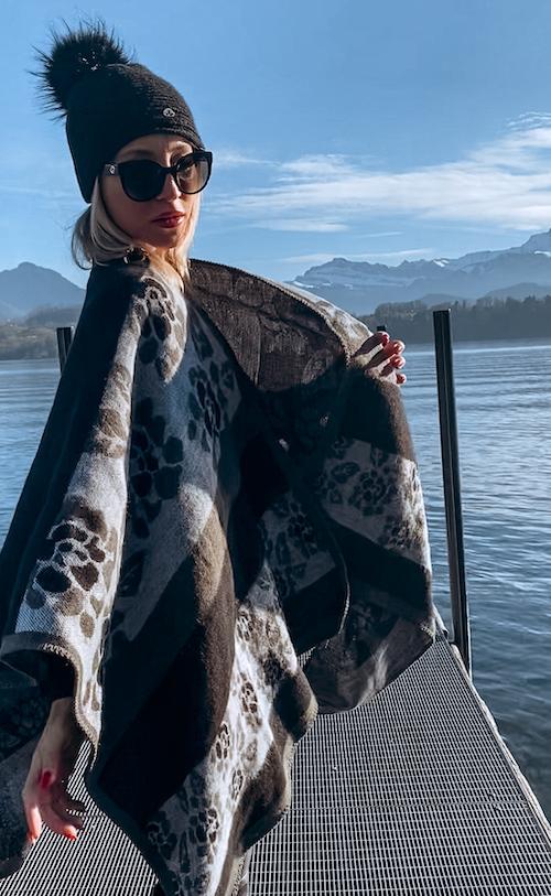 Moderner Damen Poncho Cape mit Blumen Muster und auf zwei Seiten tragbar 