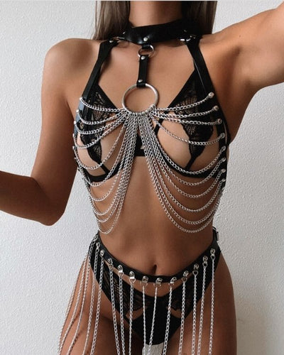 Koerperguertel Harness Brust mit Choker und silbernen Ketten mit Kreis in der Mitte