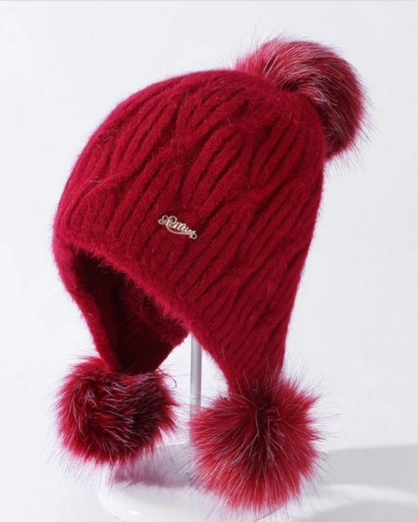 Rote Wintermuetze Beanie Kopfbedeckung mit Kunstfell Bommel Pompom und Ohrenwaermern 