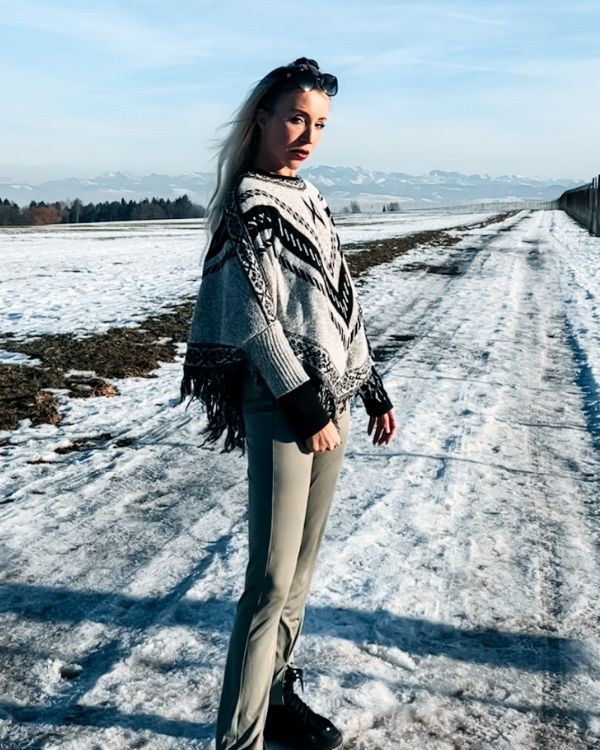 Asymmetrischer Boho Damen Poncho mit Fransen - Winter Fashion Poncho im Bohemian Style 